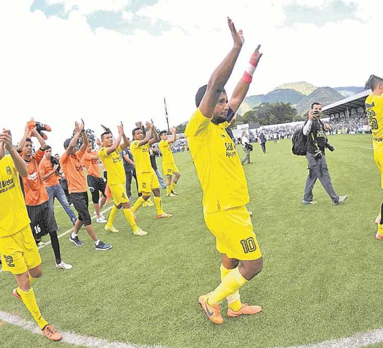Los jugadores de Guastatoya agradecieron el apoyo cuando terminaron subcampeones frente a Antigua GFC en el 2015. (Foto Prensa Libre: Hemeroteca PL)