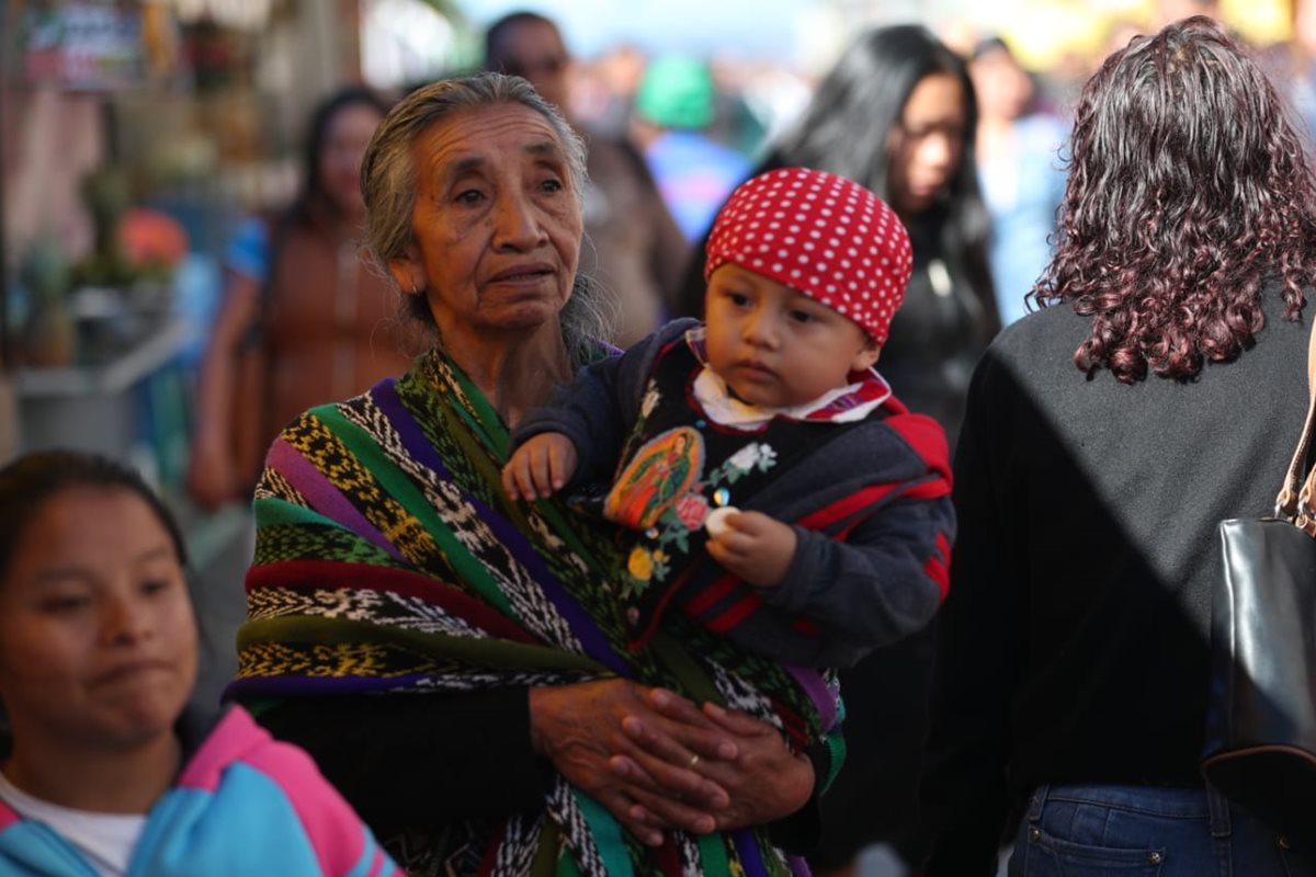 Como ya es tradición, cientos de niños y niñas son vestidas como “Juan Diego ” para ser presentados ante la Virgen.