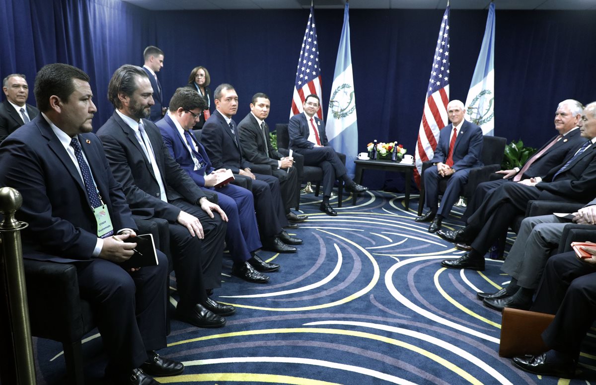 Reunión entre Jimmy Morales y Mike Pence con sus respectivas comitivas. (Foto Prensa Libre: Presidencia)