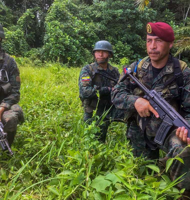 Efectivos del Ejército ecuatoriano patrullan una zona rural cerca de Tumaco, en el departamento colombiano de Narino cerca de la frontera con Ecuador. (AFP).