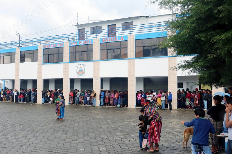 La sede municipal de San Miguel Siguilá, Quetzaltenango, permanece tomado por vecinos desde hace más de una semana. (Foto Prensa Libre: Carlos Ventura)