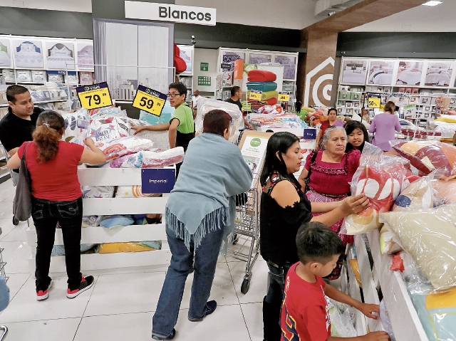 Con descuentos y ofertas, las tiendas Cemaco presentan  este fin de semana la primera edición de 72 Horas de Precios Extremos. (Foto, Prensa Libre: Juan Diego González).