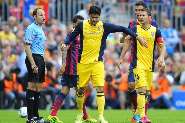 Diego Costa del Atlético de Madrid sale lesionado en el duelo frente al Barcelona. El brasileño salió campeón. (Foto Prensa Libre: AP)