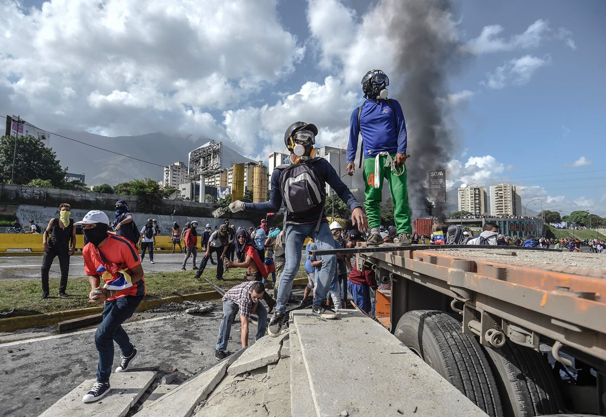 Opositores bloquean una carretera en Caracas durante una protesta contra el gobierno de Nicolás Maduro.(AFP).