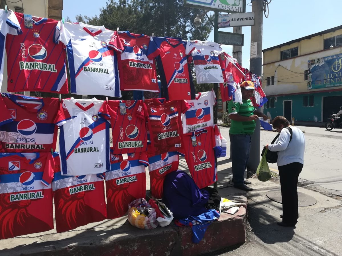 Las ventas de camisolas se empiezan a observar en los  alrededores del Mario Camposeco. (Foto Prensa Libre: Raúl Juárez)