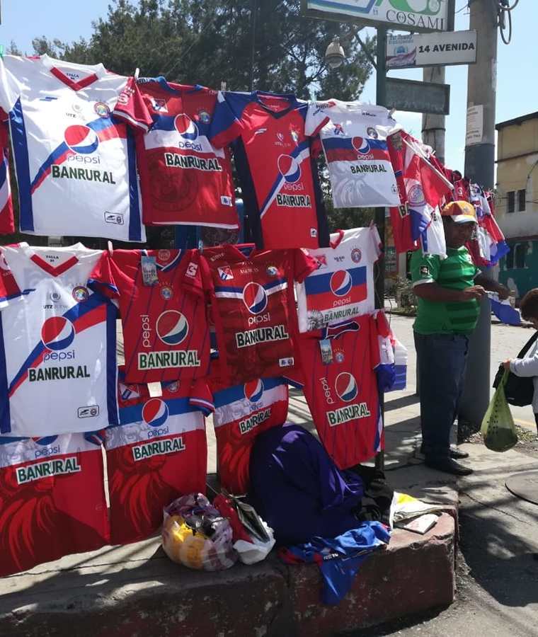 Las ventas de camisolas se empiezan a observar en los  alrededores del Mario Camposeco. (Foto Prensa Libre: Raúl Juárez)
