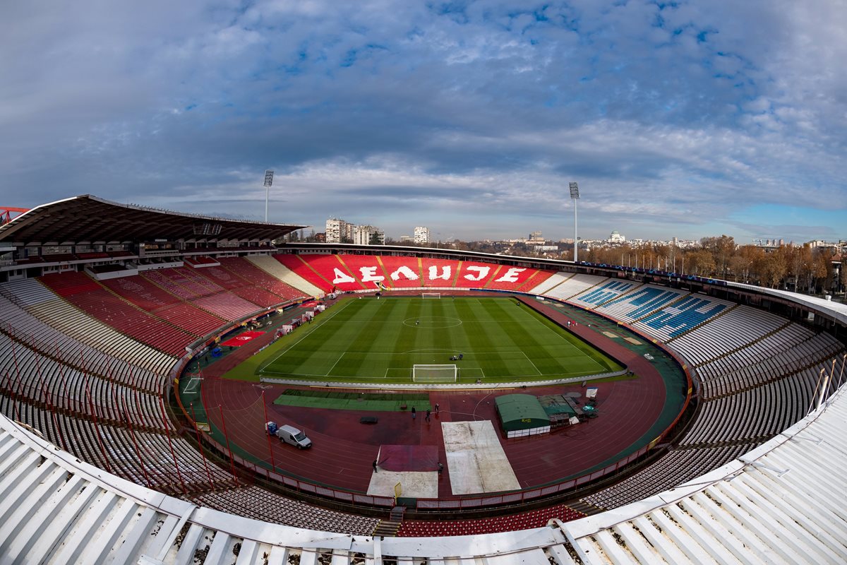 El estadio Rajko Mitic en Belgrado es el escenario donde se disputará el partido Estrella Roja vs PSG. (Foto Prensa Libre: AFP)