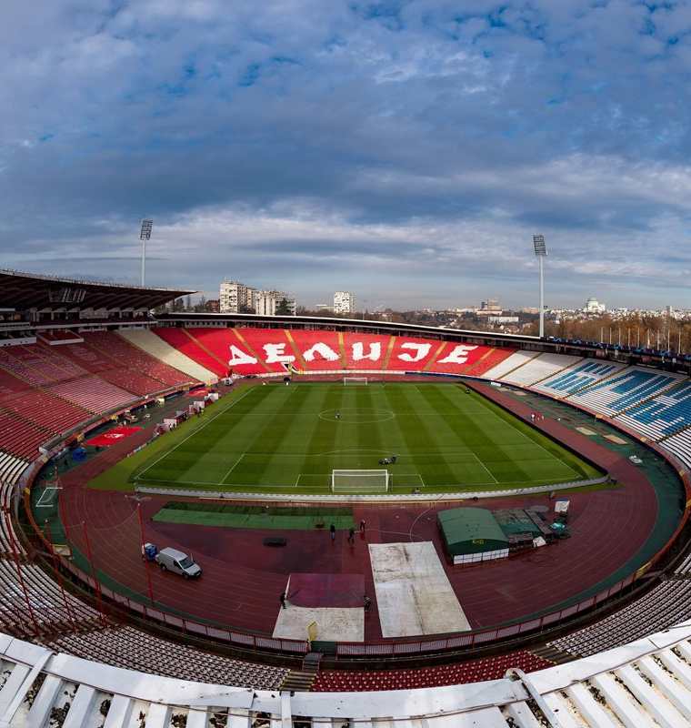 El estadio Rajko Mitic en Belgrado es el escenario donde se disputará el partido Estrella Roja vs PSG. (Foto Prensa Libre: AFP)