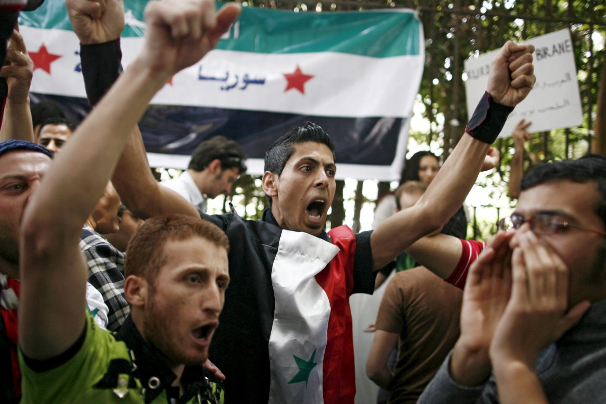 Opositores sirios se manifiestan contra el gobierno de Bashar al Asad frente a la embajada siria en El Cairo el 26 de abril de 2011. (Foto: EFE)