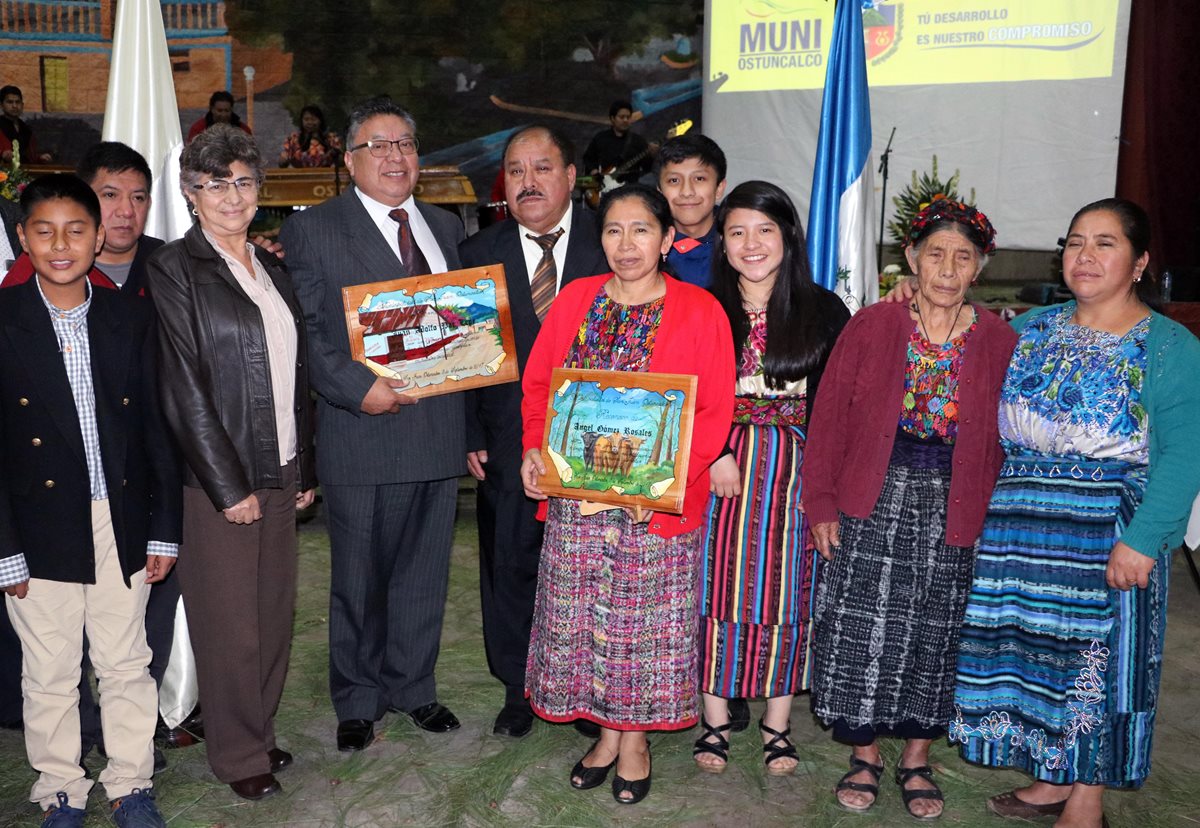 Ángel Gómez Rosales y Juan Pac Lepe posan junto a familiares, luego de haber  recibido reconocimiento, en  San Juan Ostuncalco.(Foto Prensa Libre: Carlos Ventura)