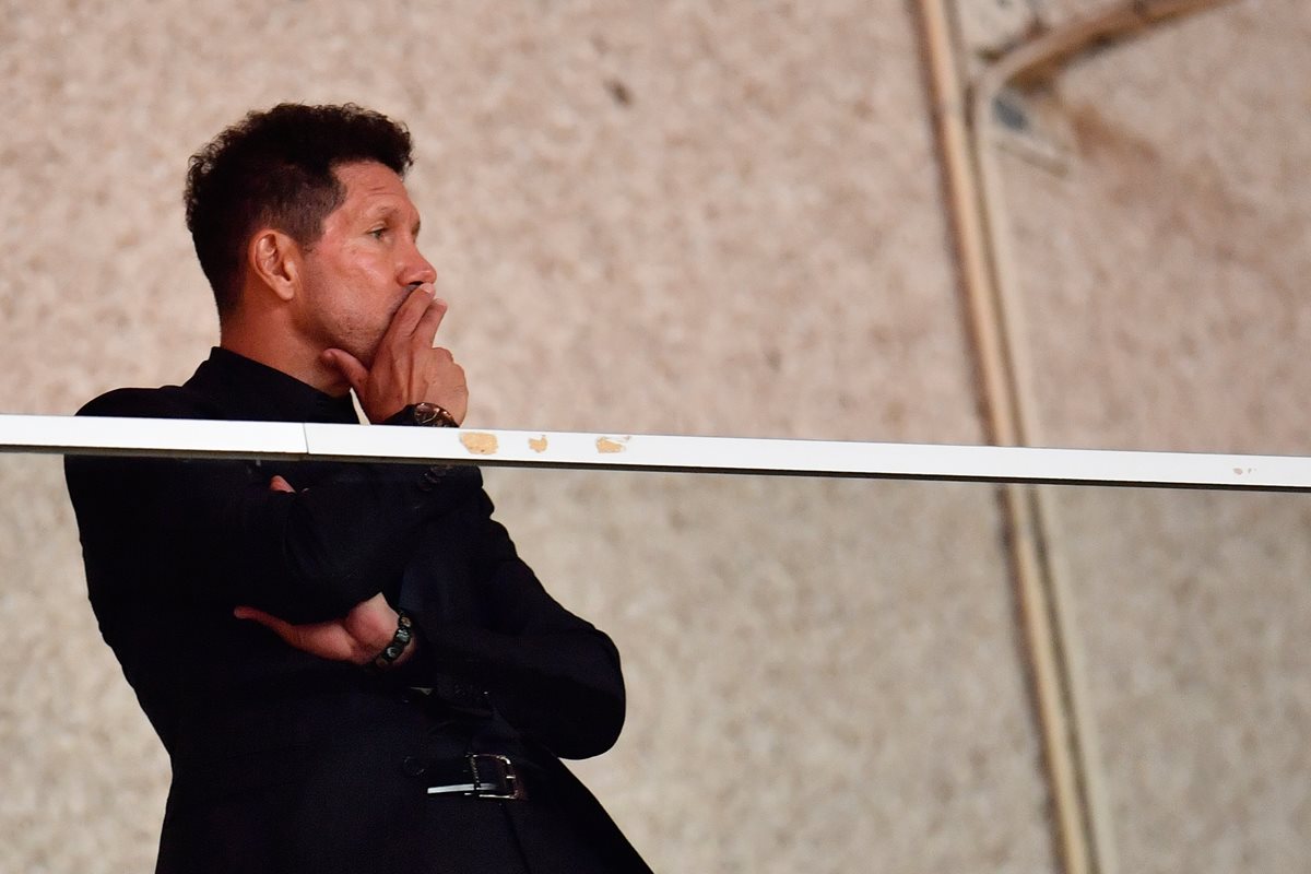Diego Simeone observo el partido desde las tribunas debido a una suspensión. (Foto Prensa Libre: AFP)