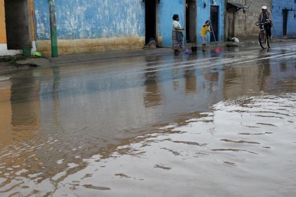 Agua inunda la 9 avenida, zona 2 de Santa Cruz del Quiché (Foto Prensa Libre: O. Figueroa)<br _mce_bogus="1"/>