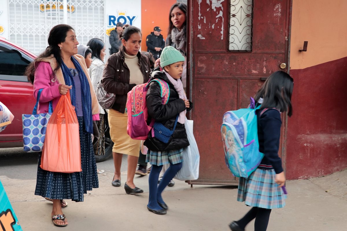 El frío acompañó a los estudiantes en Alta Verapaz en el primer día de clases. (Foto Prensa Libre: Eduardo Sam)