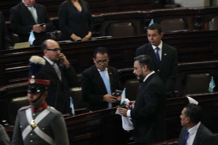 El diputado Javier Hernández mostró su descontento  y rompió las hojas puestas por los diputados de Encuentro por Guatemala.