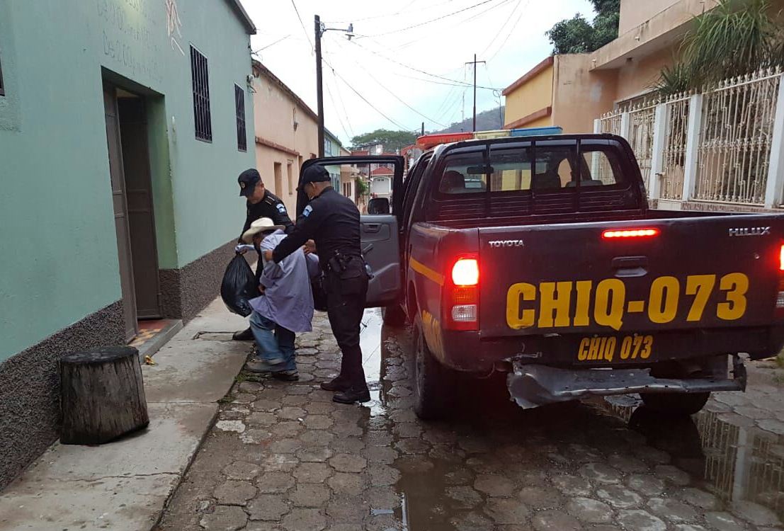 Los policías efectuaron el traslado hacia un asilo de la cabecera departamental. (Foto Prensa Libre: Mario Morales)