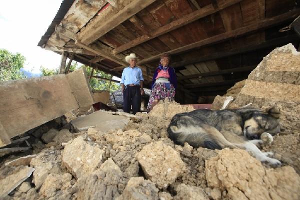 Antonio Verdúo, junto a su esposa, Cecilia Ortiz, observan los restos de su casa, cuyas paredes se derrumbaron y solo queda el techo, pero sin soporte.