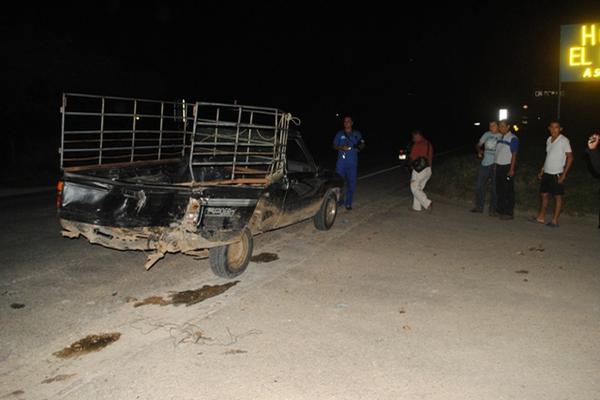 Una persona muerta y tres heridos produjo el choque de un cabezal contra la parte de atrás de un picop en Coatepeque.