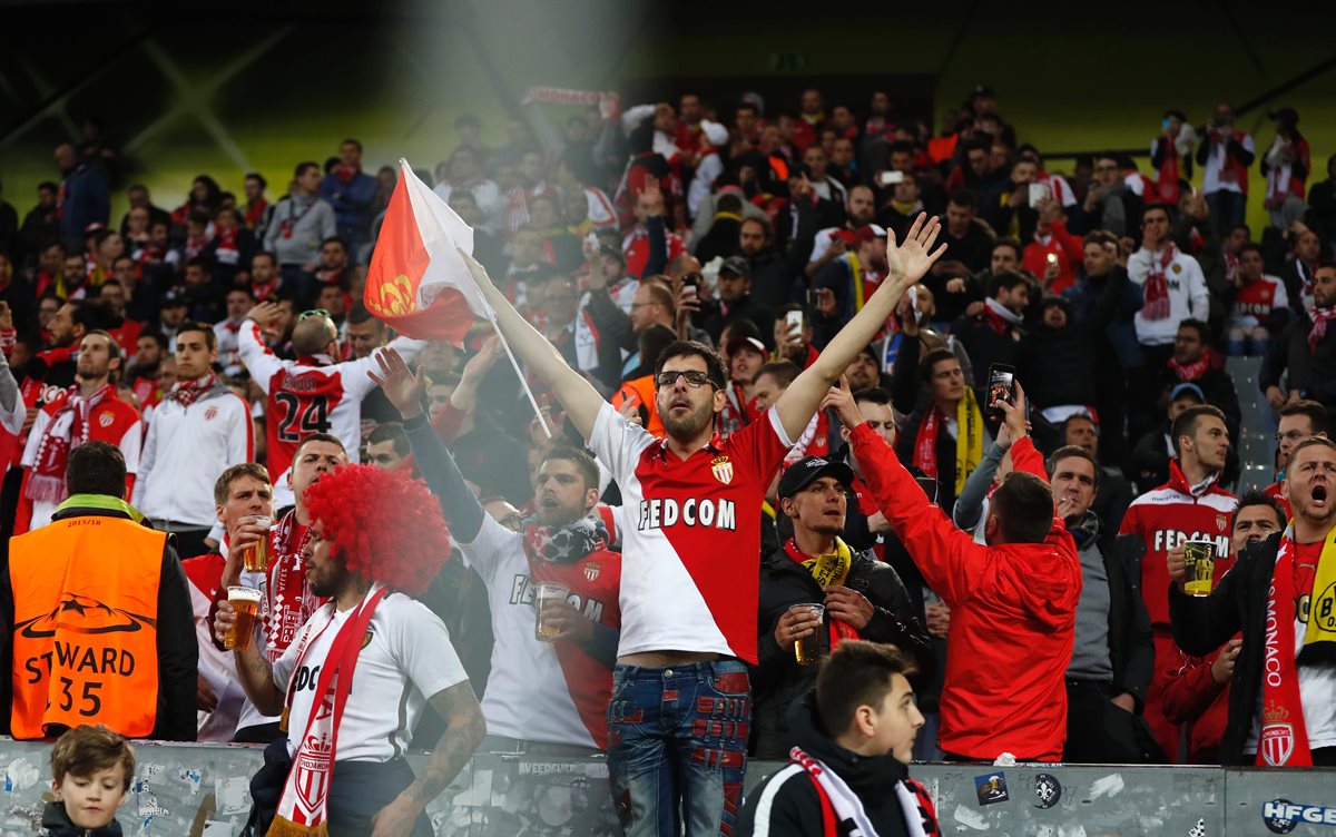 Así fue la reacción de los seguidores del Mónaco luego de posponer el partido. (Foto Prensa Libre: AFP)