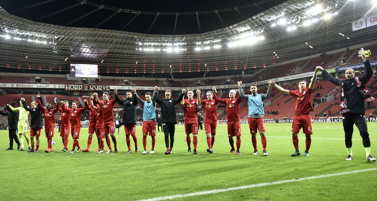 Los jugadores del Leipzig agradecen en cada partido a los seguidores. (Foto Prensa Libre: AP)