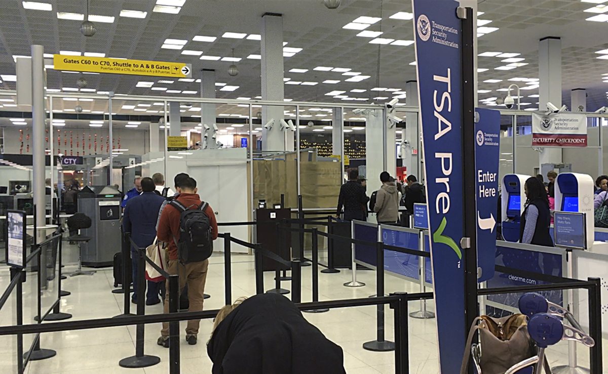 El decreto restringe la entrada de visitantes provenientes de varios países musulmanes. (Foto Prensa Libre: AP)