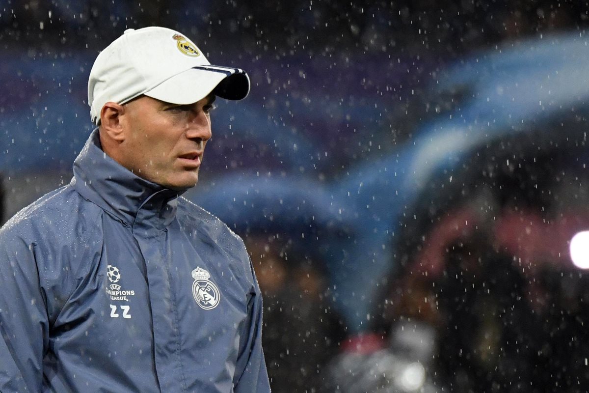Zinedine Zidane durante práctica del Real Madrid en Nápoles previo al juego de vuelta de la Champions League. (Foto Prensa Libre: AP)
