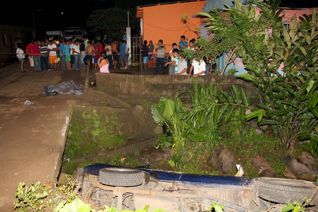 Picop cae en barranco y muere hombre que viabaja en palangana, en Santa Lucía Utatlán, Retalhuleu. (Foto Prensa Libre: Rolando Miranda)