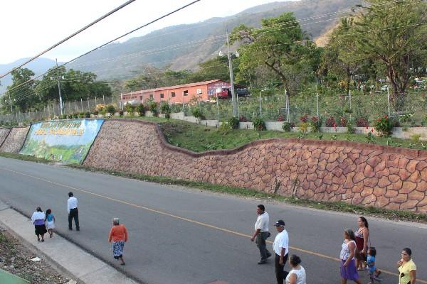 Calle asfaltada, la cual lleva el nombre del alcalde, y el salón comunal en la aldea Las Cabezas.