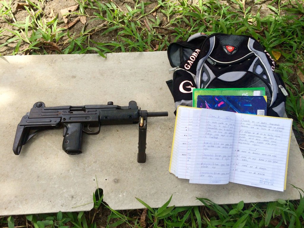 Arma decomisada el estudiante en Izabal. (Foto Prensa Libre: Dony Stewart).