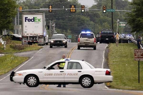 La Policía de Atlanta investiga la balacera en las instalaciones de FedEx. (Foto Prensa Libere: EFE).