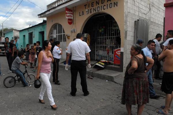 La víctima es evaluada por socorristas Voluntarios. (Foto Prensa Libre: Hugo Oliva)<br _mce_bogus="1"/>
