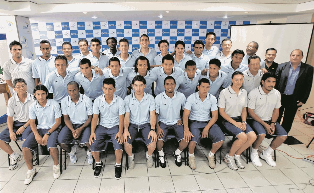 Esta fue la delegación de futbolistas que representó a Guatemala en el Preolímpico de la Concacaf del 2008, desarrollado en Estados Unidos. (Foto Prensa Libre: Hemeroteca PL)