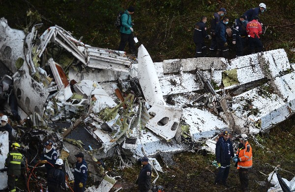 Socorristas buscan a víctimas de la tragedia aérea en Colombia. (Foto Prensa Libre: AFP)