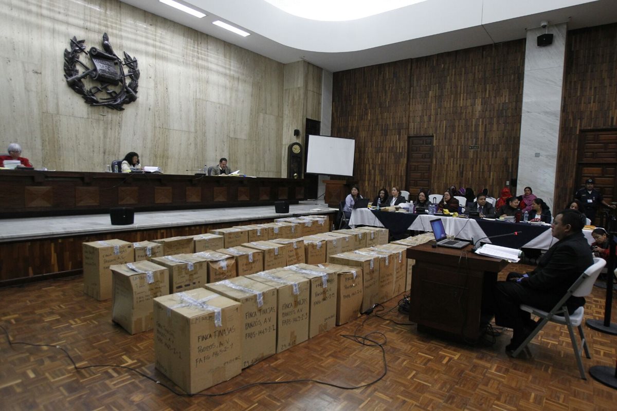 Las cajas con osamentas fueron llevadas ante el Tribunal de Mayor Riesgo A. (Foto Prensa Libre: Paulo Raquec)