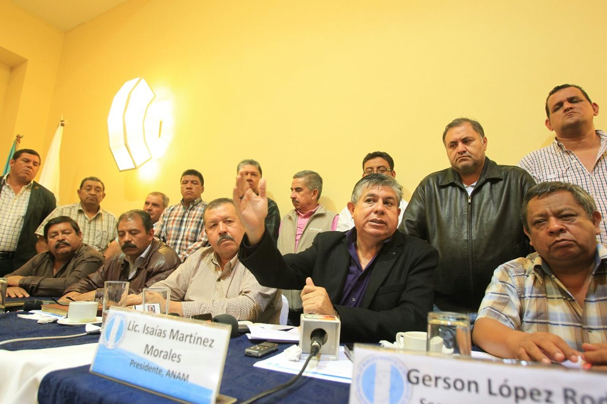 Alcalden anunciaron la posibilidad de medidas legales por notener recursos. (Foto Prensa Libre: Esbin García)