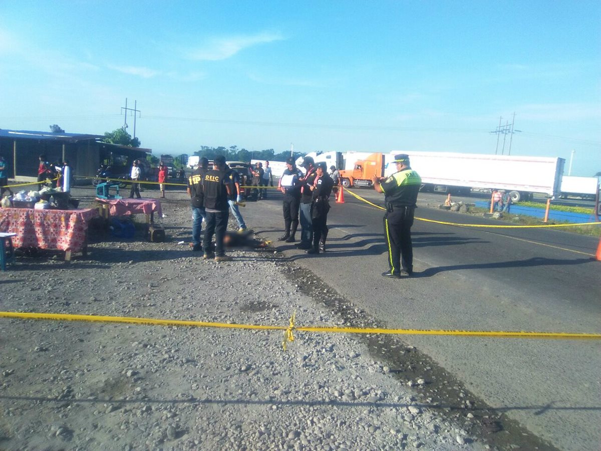 Agentes de la PNC acordonan el área donde un guardia de seguridad privada murió baleado, en San Antonio Suchitepéquez. (Foto Prensa Libre: Omar Méndez)
