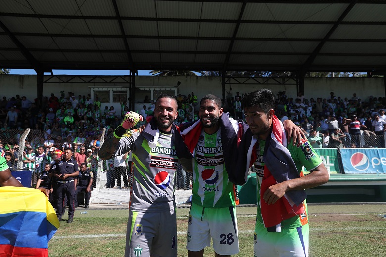 Los costarricenses Adrián de Lemos, Allan Miranda y José Mena festejan su primer título con Antigua GFC. (Foto Prensa Libre: Fernando López)