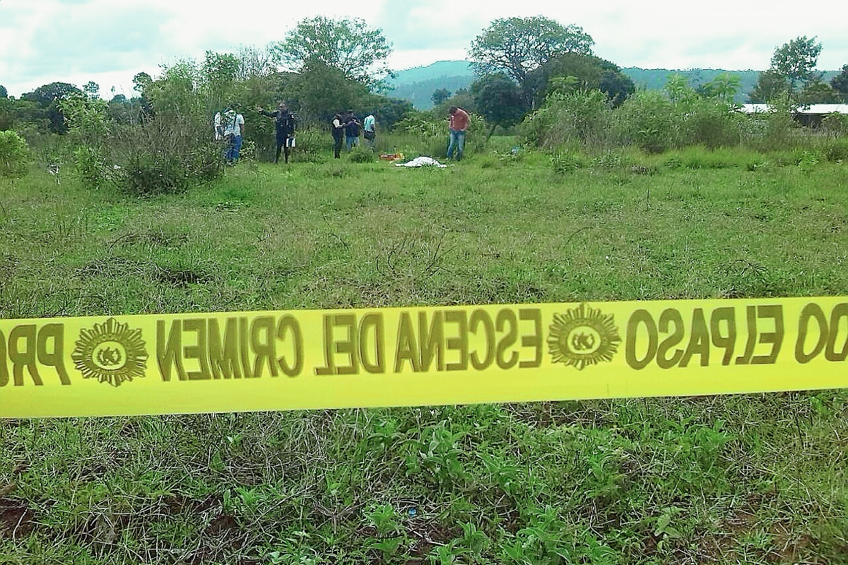 Agentes de la PNC acordonan el área donde fue hallado el cadáver de una mujer, en la cabecera de Chimaltenango. (Foto Prensa Libre: Renato Melgar)
