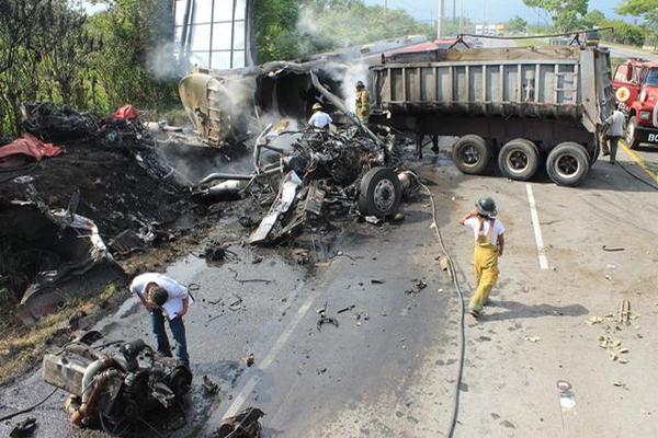 Bomberos sofocan las llamas en transportes que chocaron en ruta a Puerto Quetzal. (Foto Prensa Libre: Enrique Paredes)