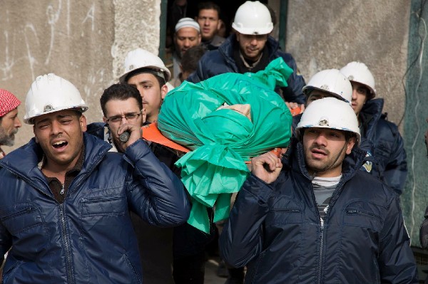 Cascos Blancos rescata a civiles de los edificios bombardeados en Siria. (Foto Prensa Libre:AP).