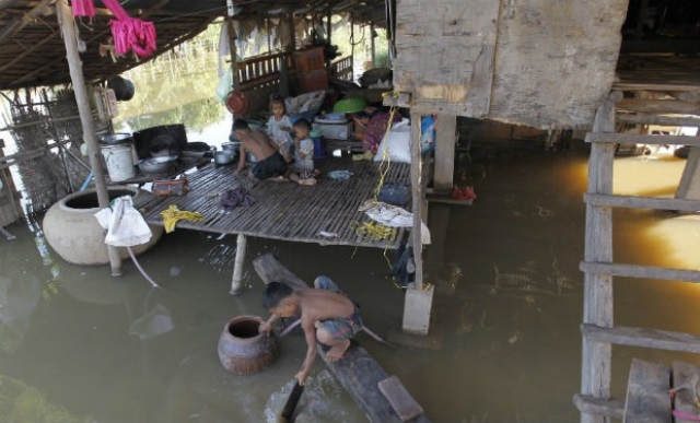 Más de 50 muertos han dejado las inundaciones y deslaves en Nepal. (Foto Prensa Libre: AP)