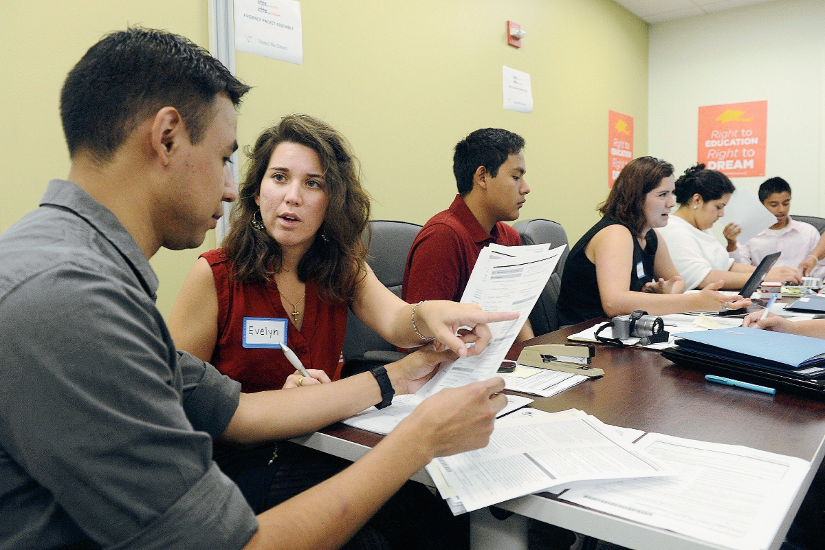 Un inmigrante recibe información en el centro de inmigración de Washington DC, EE.UU.(Foto Prensa LIbre:EFE).