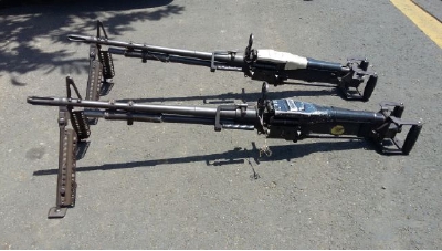 Tres de cuatro ametralladoras M-60 fueron localizadas localizadas en un vehículo abandonado en la colonia La Chacra, Ahuachapán, El Salvador. (Foto Prensa Libre: elmundo.com.sv)