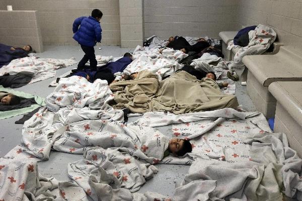 Varios menores duermen en el suelo de las instalaciones de la Agencia para la Protección y la Segurid de la Frontera en Brownsville. (Foto Prensa Libre: EFE)