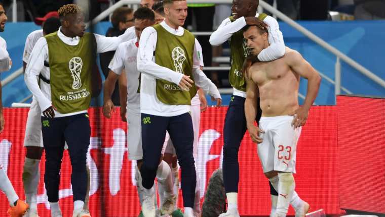 A Shaqiri no le importó nada y se quitó la camisola bajo la lluvia para celebrar el gol que selló la remontada suiza. (Foto Prensa Libre: AFP)