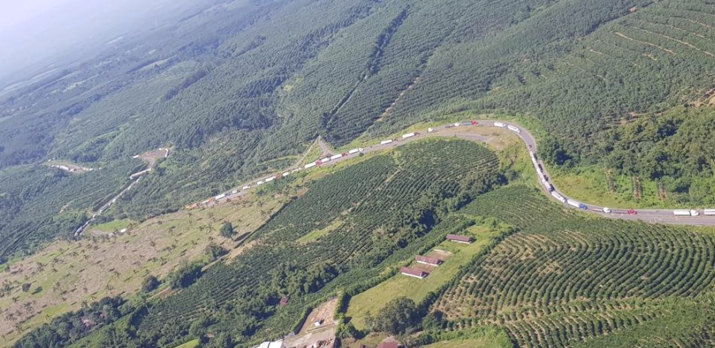 Vista aérea de la fila de vehículos en la ruta al Suroccidente, entrada a Flores Costa Cuca, Quetzaltenango, a Retalhuleu,  debido a protestas por suspensión de servicio de electricidad. (Foto Prensa Libre: Cortesía @gian4222)