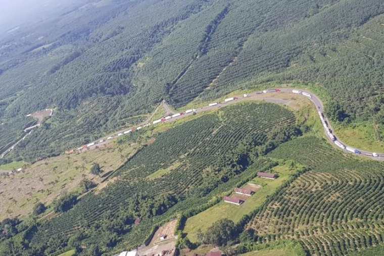 Vista aérea de la fila de vehículos en la ruta al Suroccidente, entrada a Flores Costa Cuca, Quetzaltenango, a Retalhuleu,  debido a protestas por suspensión de servicio de electricidad. (Foto Prensa Libre: Cortesía @gian4222)