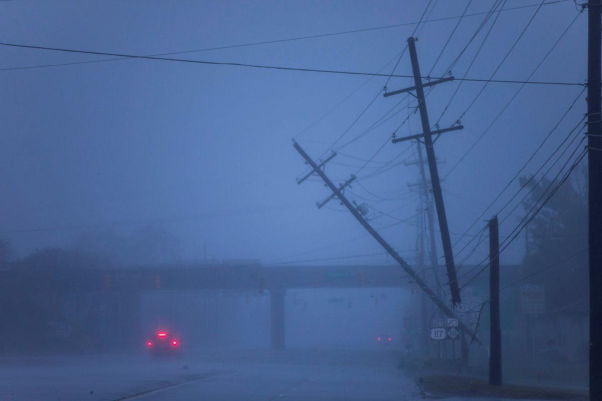 Postes de la luz semicaídos tras el paso del huracán Florence, en Wilmington, Carolina del Norte. (Foto Prensa Libre: EFE)