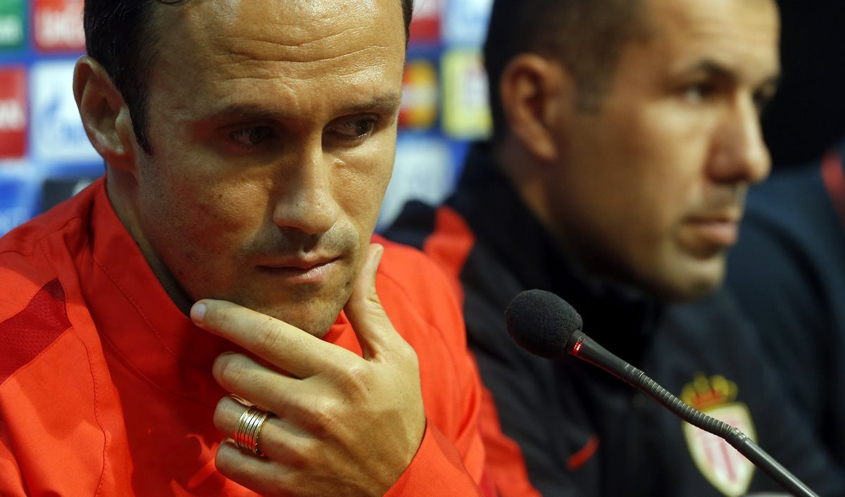 Ricardo Carvalho, y el entrenador, Leonardo Jardim, durante la rueda de prensa. (Foto Prensa Libre: EFE)