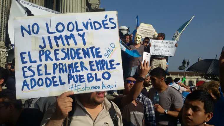 Ciudadanos envían mensajes al presidente de la República. (Foto Prensa Libre: Álvaro Interiano)