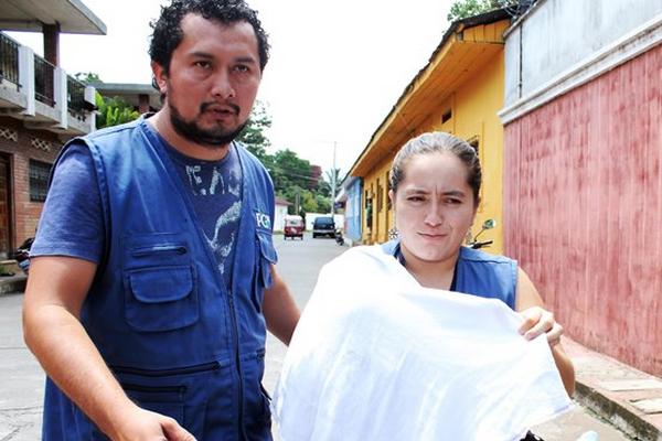 Oficiales de la PGN rescatan a la bebé de la adolescente. (Foto Prensa Libre: Rolando Miranda)<br _mce_bogus="1"/>